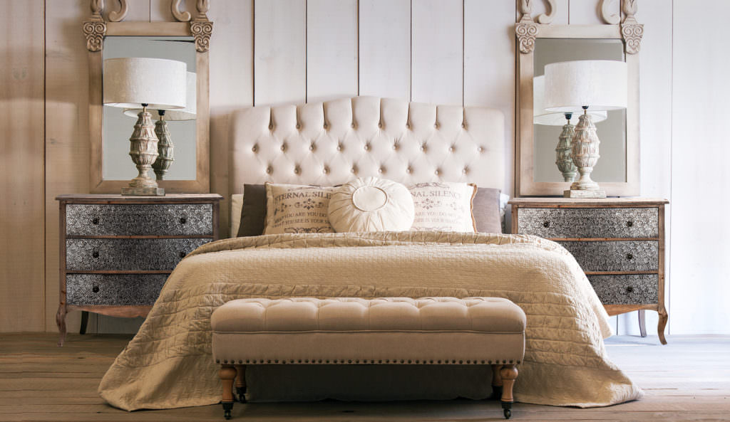 طراحی داخلی اتاق خواب لوکس و کلاسیک با تخت پارچه ای که از آباژورهای رومیزی برای نورپردازی وظیفه ای آن استفاده شده است